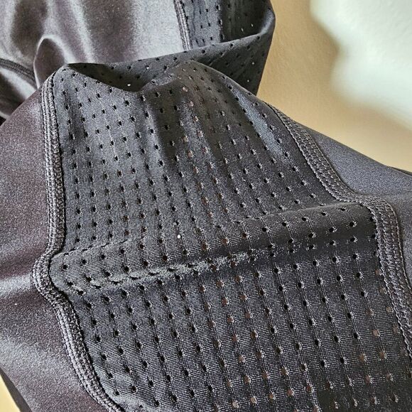 EUC LIKE NEW FABLETICS MOTION 365+ BY FABLETICS BLACK SOFT LEGGINGS SIZE MEDIUM - Picture 9 of 15